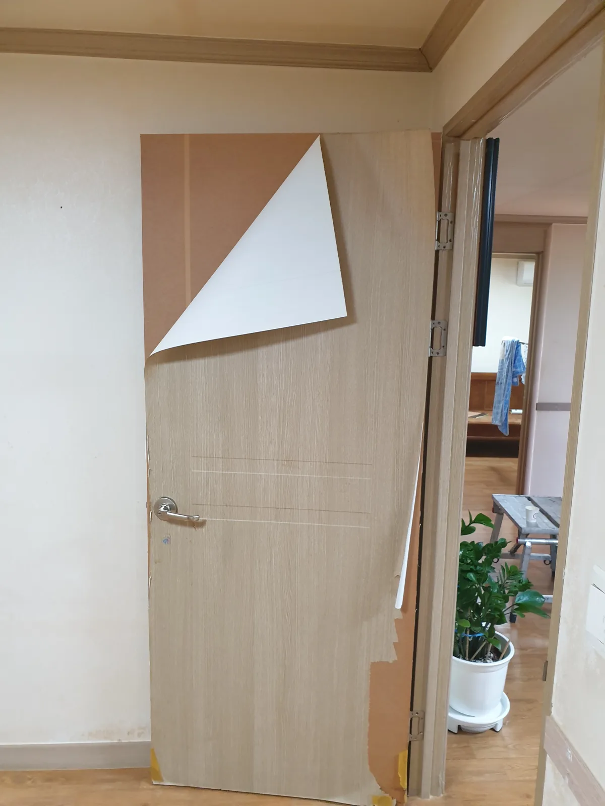 욕실문·문틀 인테리어필름 보수·재시공 — 필름이 벗겨져 들뜬 문짝 모서리