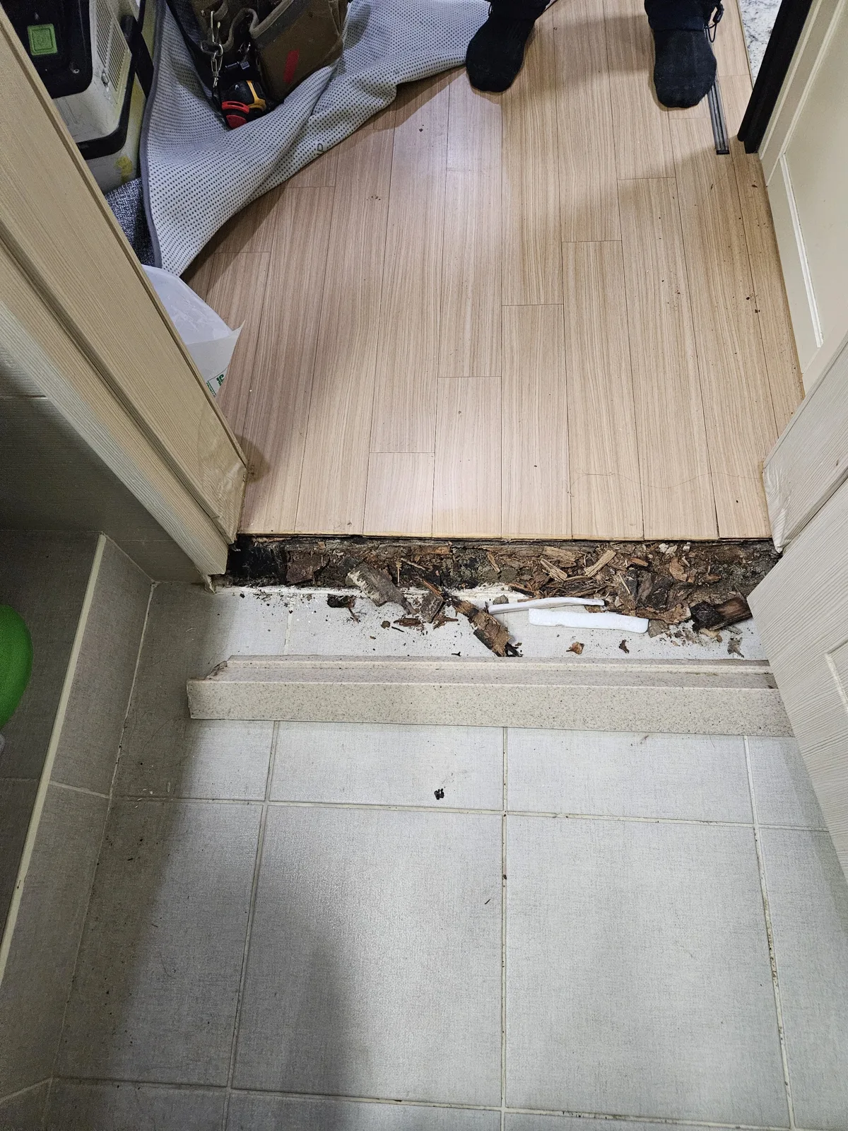 욕실 문턱(문지방) 교체·문틀 하부 수리 — 썩은 문턱을 뜯어내 부스러기가 드러난 욕실 입구