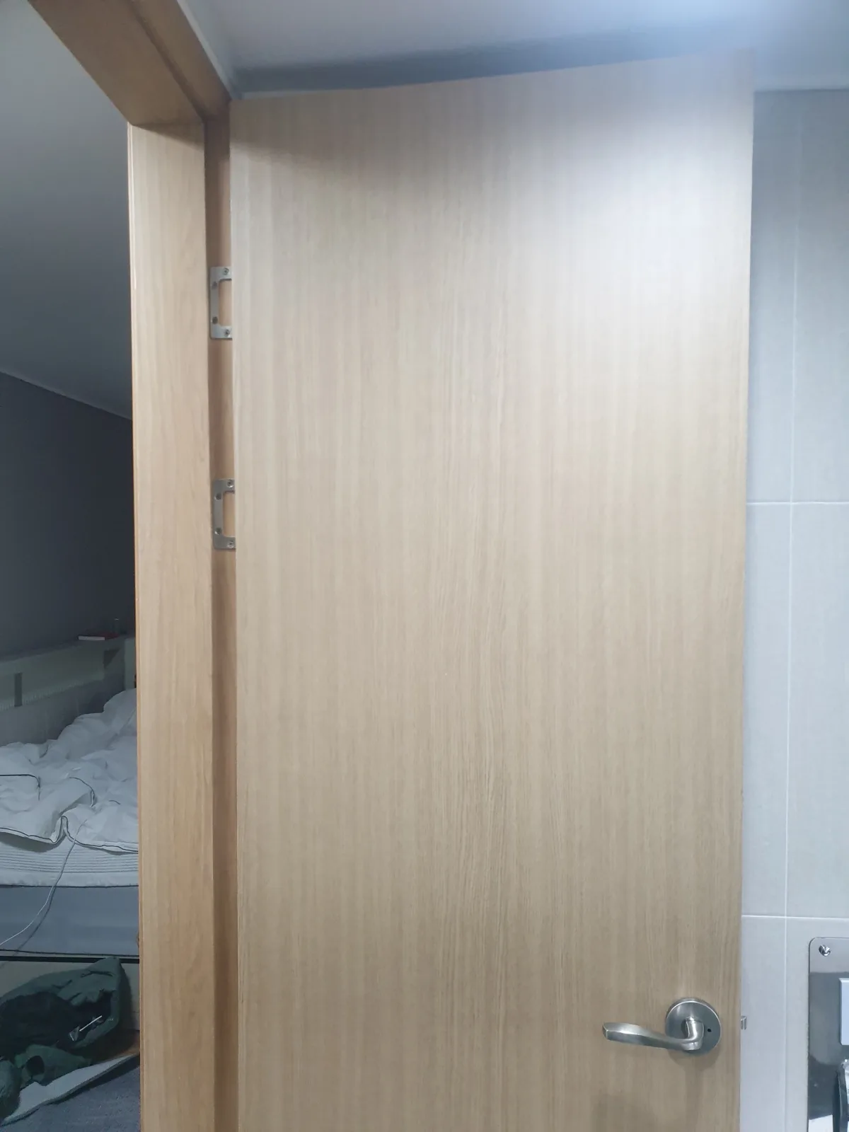 욕실문 교체·수리 — 나뭇결 무늬로 새로 교체한 욕실 문